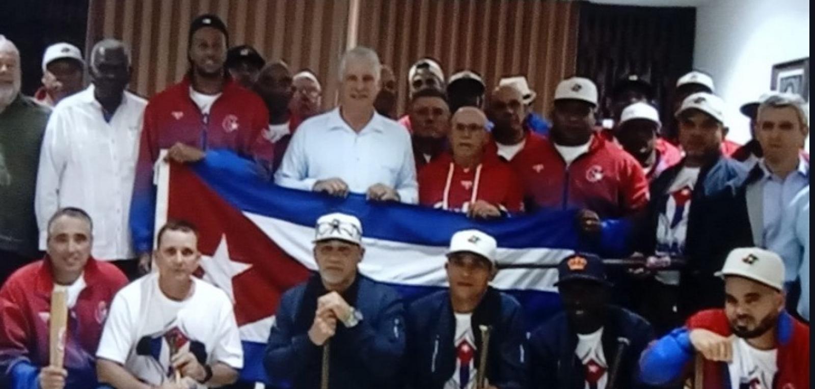 Cuban president welcomes baseball team