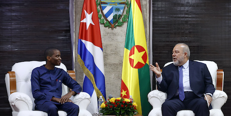 Primer Ministro de Granada, Dickon Mitchell en Cuba (Photos EFE, AFP, AP & IPS)